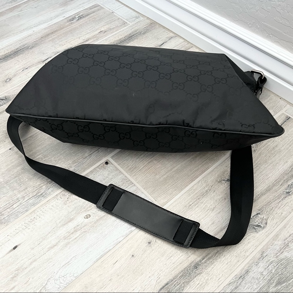 Gucci Elegant Black Crossbody Bag - Picture 4 of 14